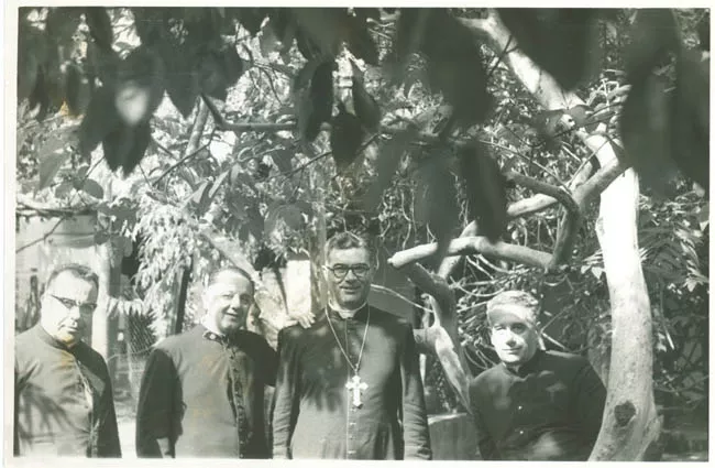 RETRATO GRUPAL CON CAPELLAN DE EJERCITO