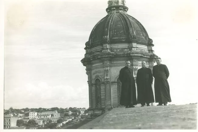 TRES SACERDOTES Y CUPULA