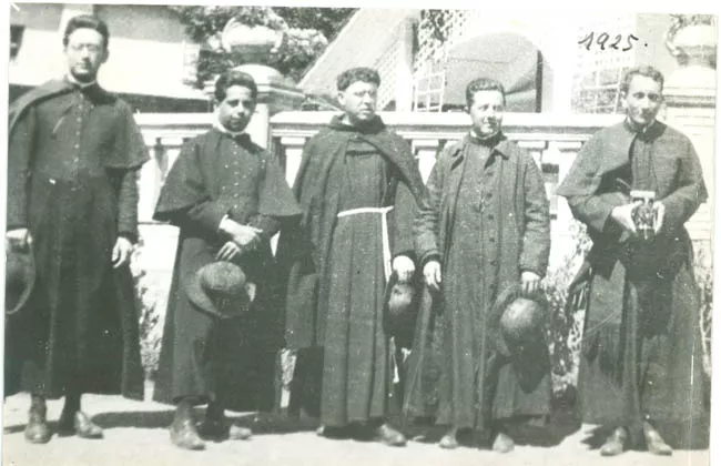 GRUPO DE SACERDOTES