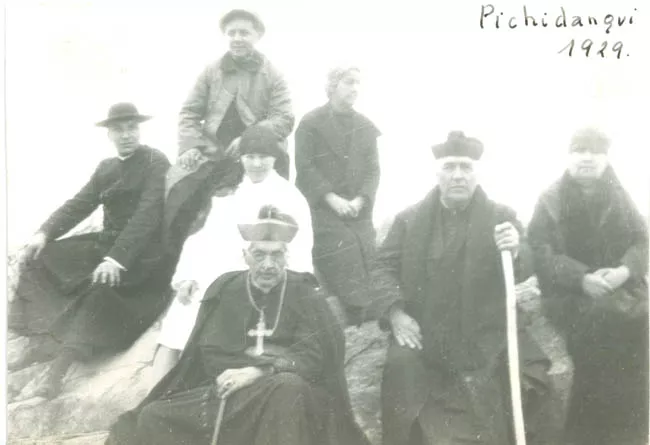 OBISPO Y SACERDOTES EN PICHIDANGUI