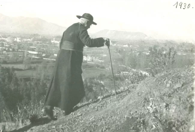 OBISPO CAMINANDO