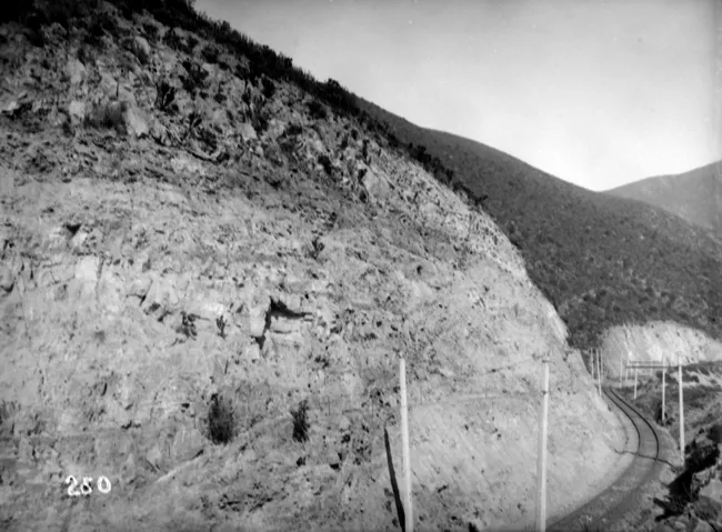 Vía Férrea Bordeando los Cerros del Yacimiento El Tofo