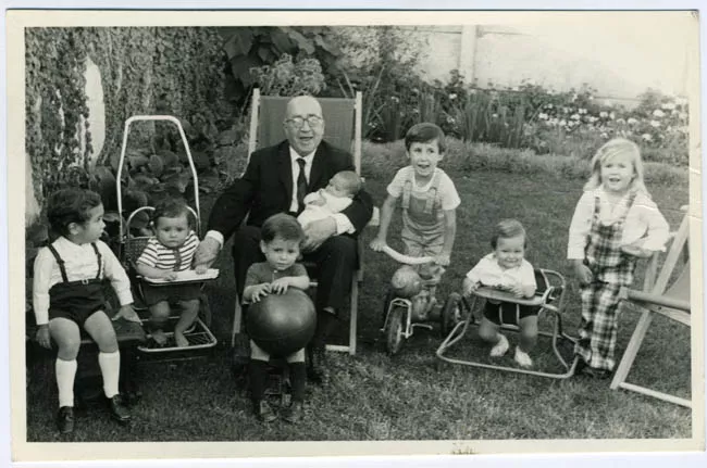 MANUEL BIANCHI GUNDIAN CON SUS NIETOS