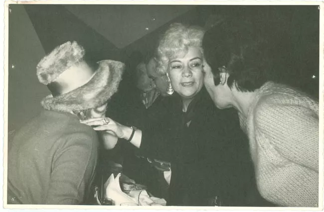 Silvia Piñeiro de espaldas con sombrero