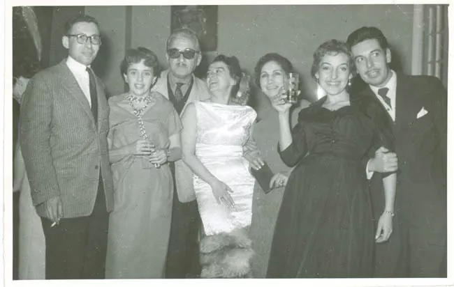 S.PIÑEIRO Y SUS AMIGOS EN UNA FIESTA.