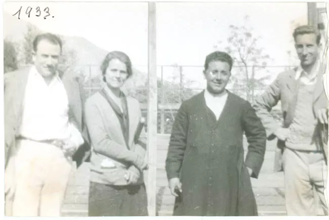 Sacerdote junto a tres personas