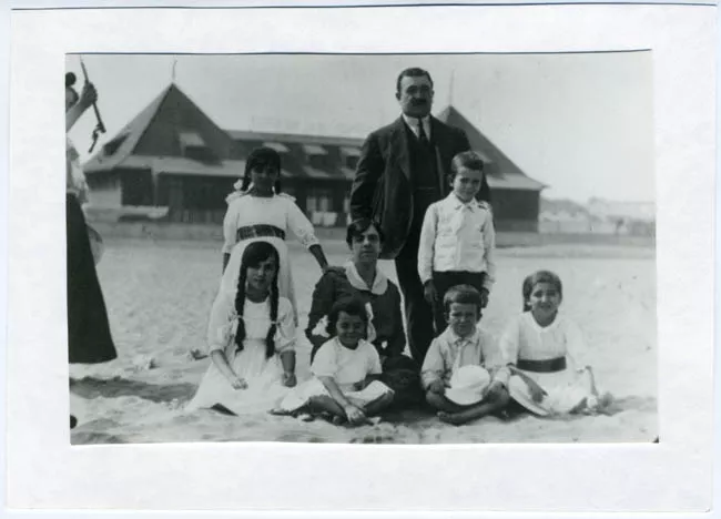 Retrato de Eduardo Undurraga con su esposa e hijos