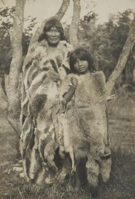Mujer y niña selknam