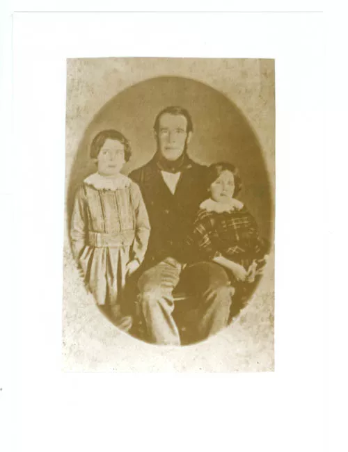 Retrato de Ramón Riesco Medina y sus hijos