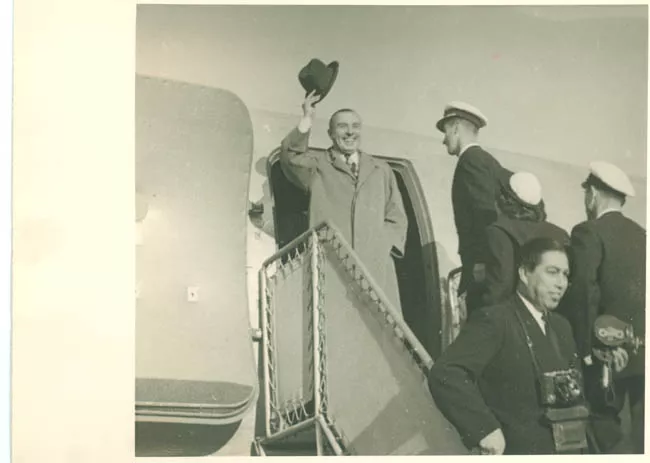 Presidente Gabriel González Videla, saluda desde el avión