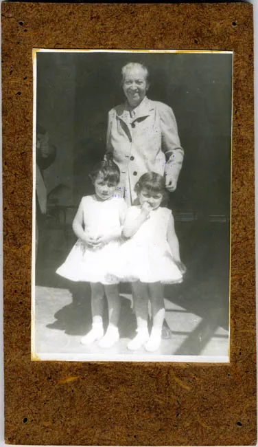Gabriela Mistral e infantes