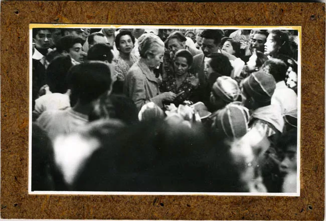 Gabriela Mistral junto a la comunidad