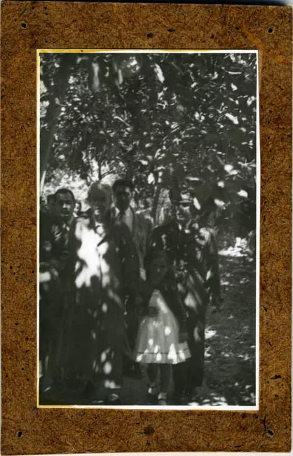Gabriela Mistral en un huerto