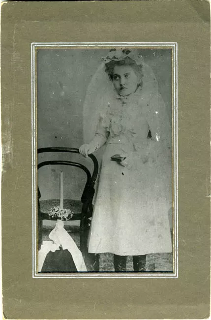 Retrato de Gabriela Mistral en su Primera Comunión