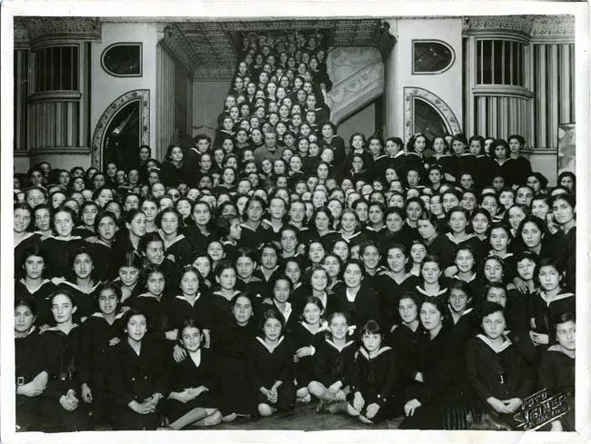 Gabriela Mistarl junto a alumnas 
