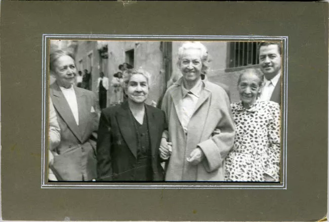 Gabriela Mistral junto a amigas