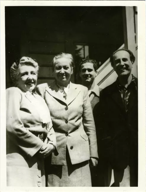 Gabriela Mistral junto a amigos