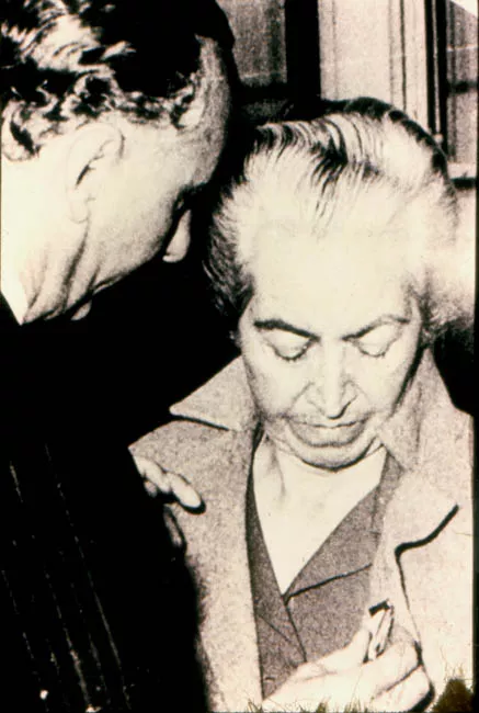 Gabriela Mistral recibe una condecoración