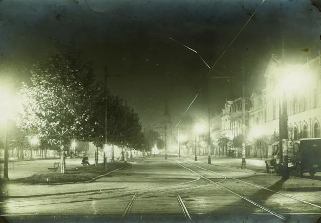 ALAMEDA DE NOCHE FRENTE A LA U. DE CHILE