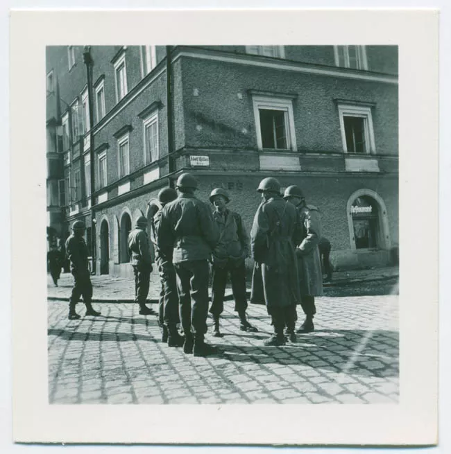 OFICIALES AMERICANOS EN CALLE A.HITLER