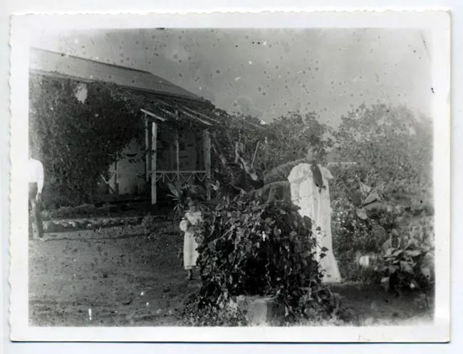 Mujer pascuense en su jardín
