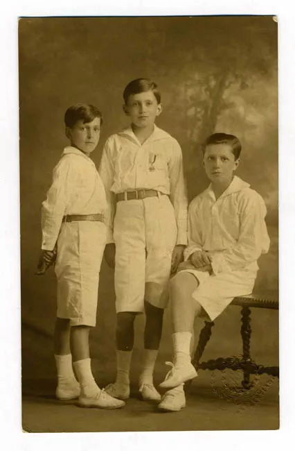 Retrato de Hernán Riesco Mac-Clure y hermanos