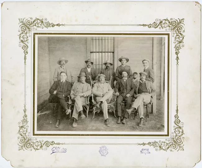 Retrato grupal de hombres no identificados.