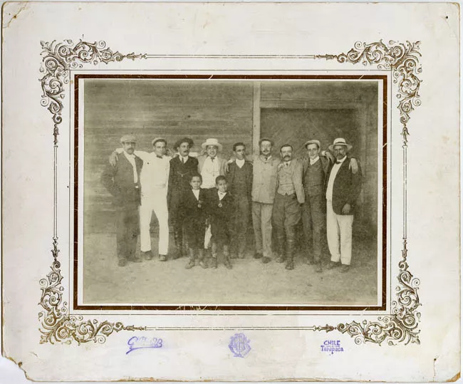 Retrato grupal de hombres no identificados.