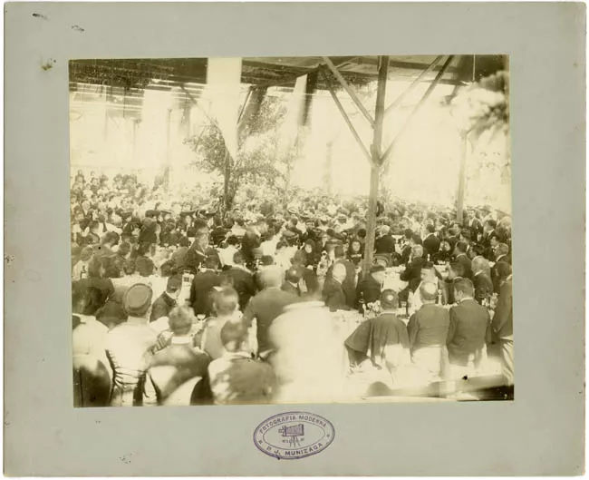 Evento público masivo, almuerzo.