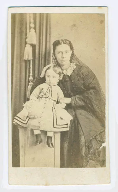 DOÑA RAFAELA SALINAS DE MORANDE E HIJA