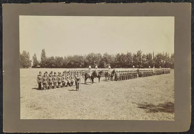 Revista de la Ecuela Militar en el Parque Cousiño 