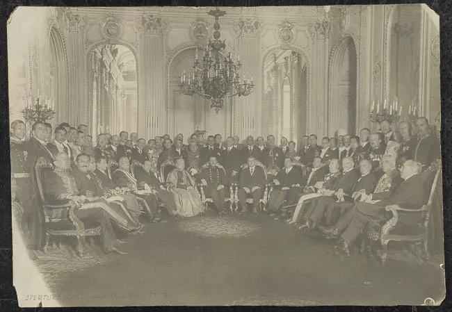 Carlos Ibañez del Campo en la apertura del Congreso de 1927 junto al Cuerpo Diplomatico