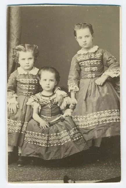 Retrato de Doña Carmela Echeverría Blanco y hermanas