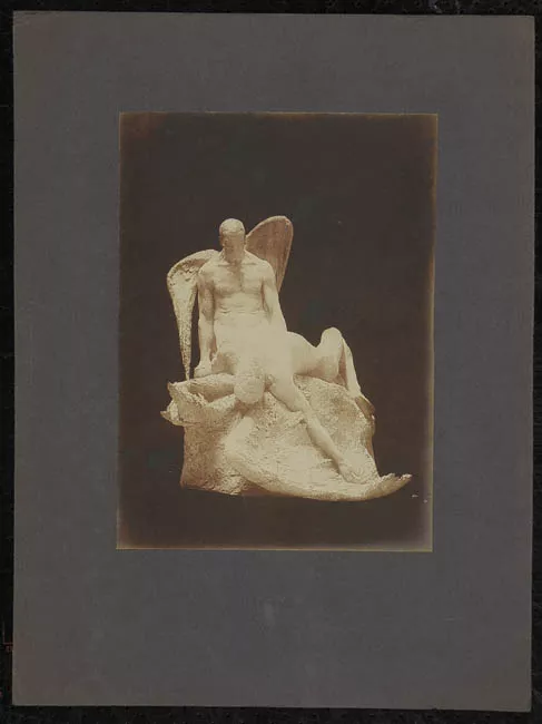 Foto de la escultura de Rebeca Matte "Icaro y Dedalo" tiene la inscripción "Unidos en la gloria y en la muerte" [...]
