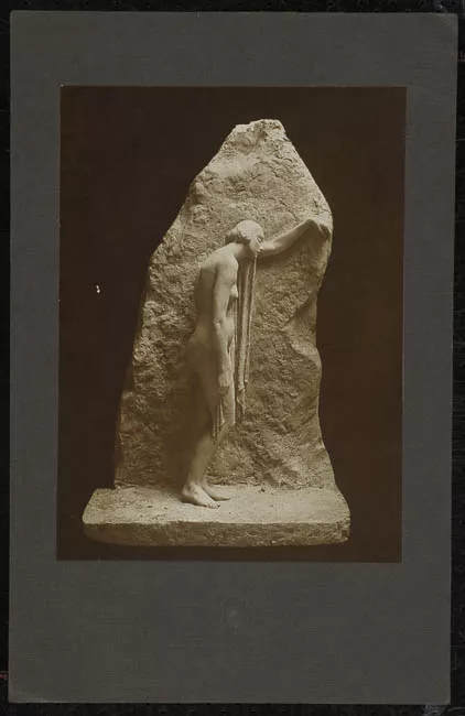 Foto de la escultura de Rebeca Matte "El Dolor" hecha en marmol de 280 cm., en la Torrosa, Fiésole, Italia. [...]