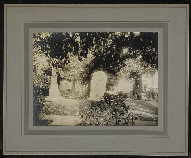Foto en el cementerio general del Mausoléo de la Familia Matte Bello con la escultura de Rebeca Matte "El Dolor" [...]