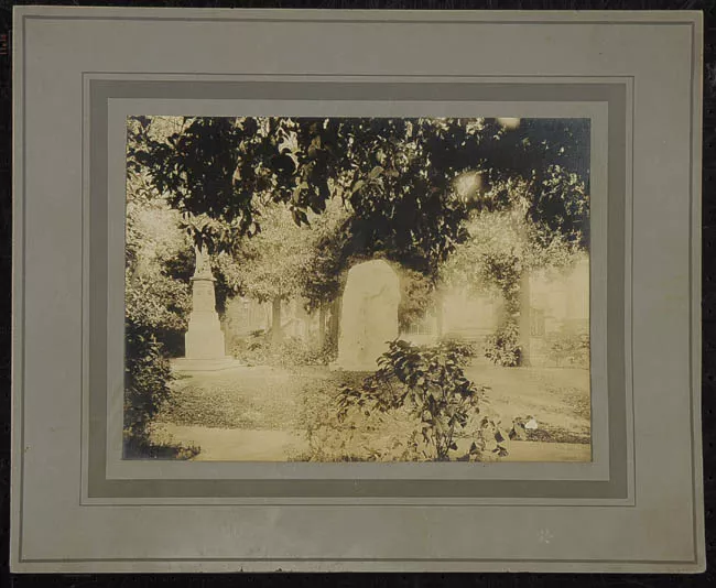Foto en el cementerio general del Mausoléo de la Familia Matte Bello con la escultura de Rebeca Matte "El Dolor" [...]