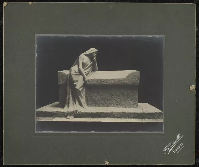 Foto de escultura de Rebeca Matte, tumba. 