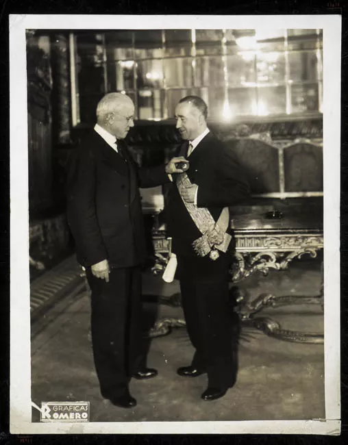 Foto original de Manuel Bianchi Gundian siendo embajador de Chile en Mexico (1933-1939) recibiendo una condecoración  