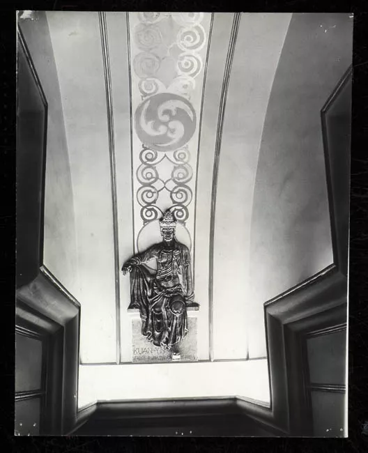 Detalle de la ornamentación del Teatro Auditorium de Santiago, estatua china. 