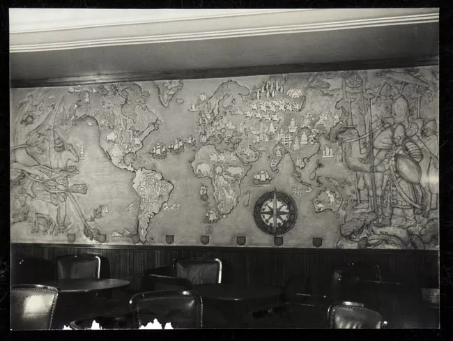 Mural decorativo con mapa mundi en el Hotel Carrera. 