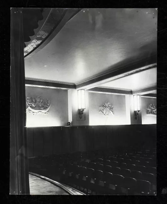 Murales decorativos en el Teatro Auditorium de Santiago. 