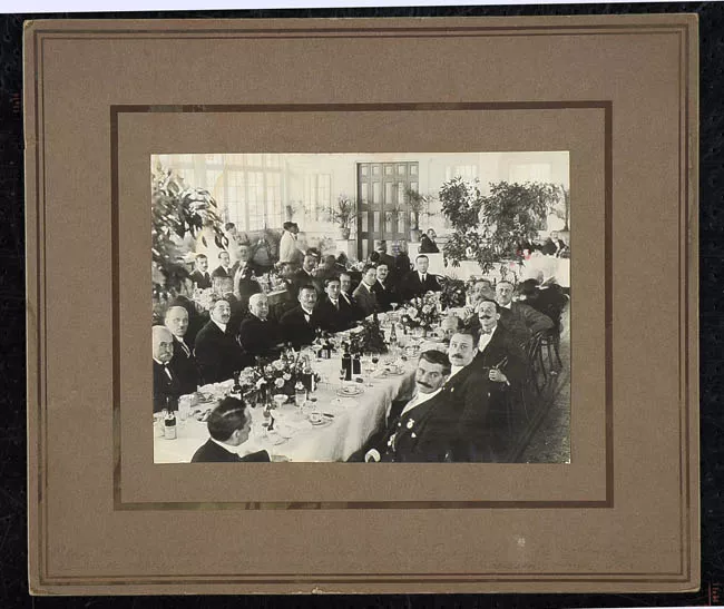 Una de las mesas del Almuerzo de la Colonia Italiana 20 de Septiembre de 1920 en Lima Peru  