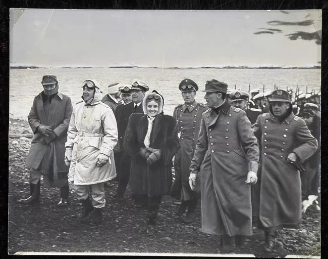 Gabriel Gonzalez Videla y Rosa Markmann en visita a la Antártica