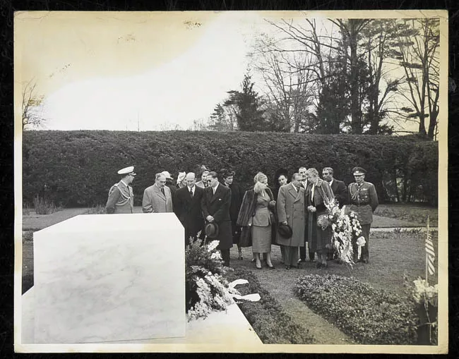 Gabriel Gonzalez Videla visitando la tumba del Presidente Roosevelt