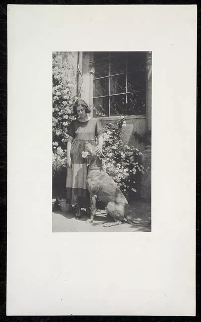  Maria Eleonora (Lily) Iñiguez Matte junto a su perro.