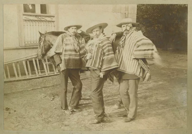 Hermanos Carvallo vestidos de huaso