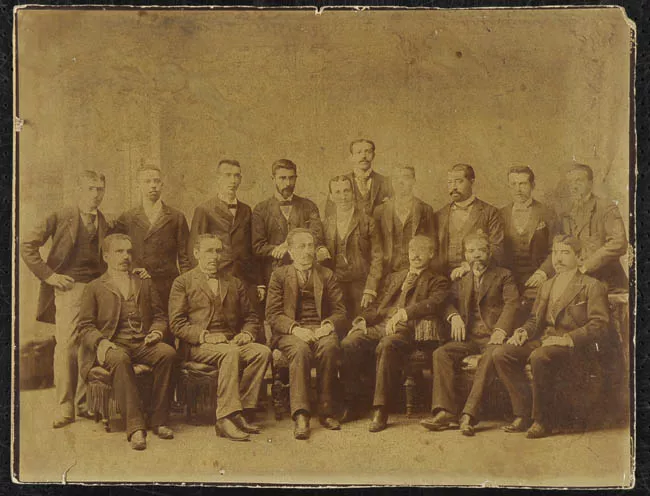 Fotografía dedicada a Manuel A. Lemus de sus compañeros de la emisión fiscal
