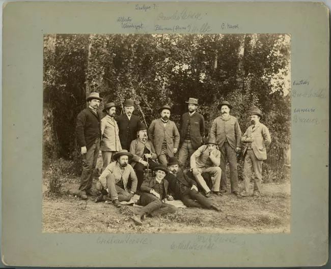 Retrato grupal con hermanos Geisse y amigos.