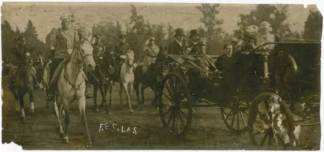 Arturo Alessandri Palma y el príncipe Humberto de Savoya, en carroza presidencial.